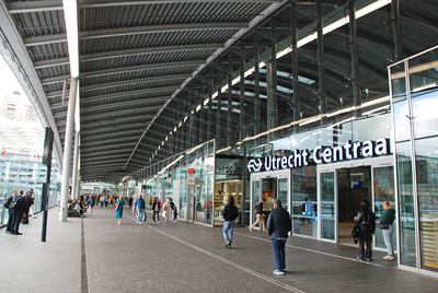904708 Gezicht op de Stationspassage over het Centraal Station te Utrecht, met rechts de ingang van de Stationshal.